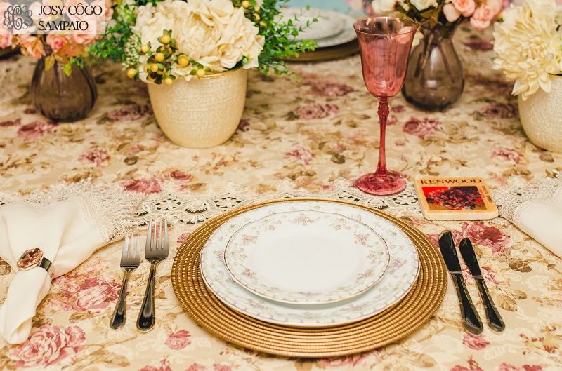 Decoração delicada rosa e floral para reunir as amigas